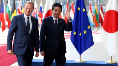 رئيس المجلس الأوروبي دونالد توسك ورئيس الوزراء الياباني شينزو آبي في بروكسل1689258903